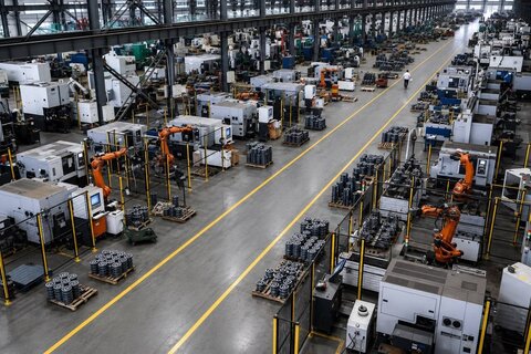 Robotlu üretim hattı ve paletlerde elektrik motoru gövdeleri