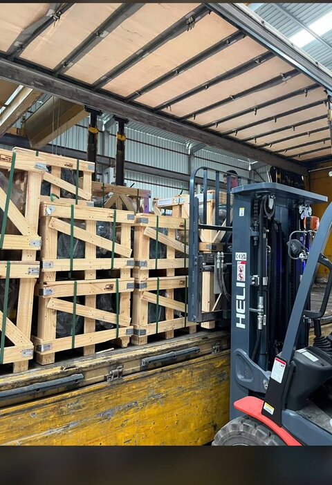 Forkliftle tıra elektrik motoru sandığı yükleme