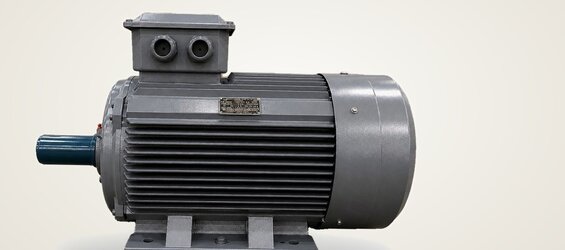 Combien d'ampères consomment les moteurs de 55, 75 et 90 kW ?