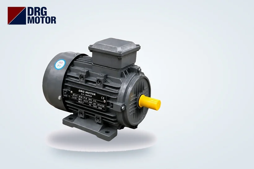 Moteur électrique triphasé gris avec logo DRG MOTOR – cotes des trous de pattes et hauteur d'axe d'un moteur B3