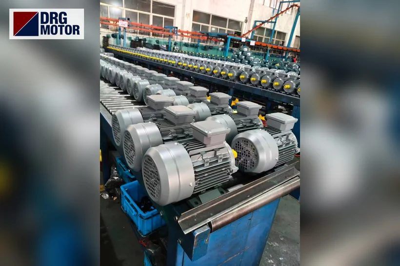 Moteurs électriques triphasés gris sur la ligne de production DRG MOTOR – moteur de scie à ruban