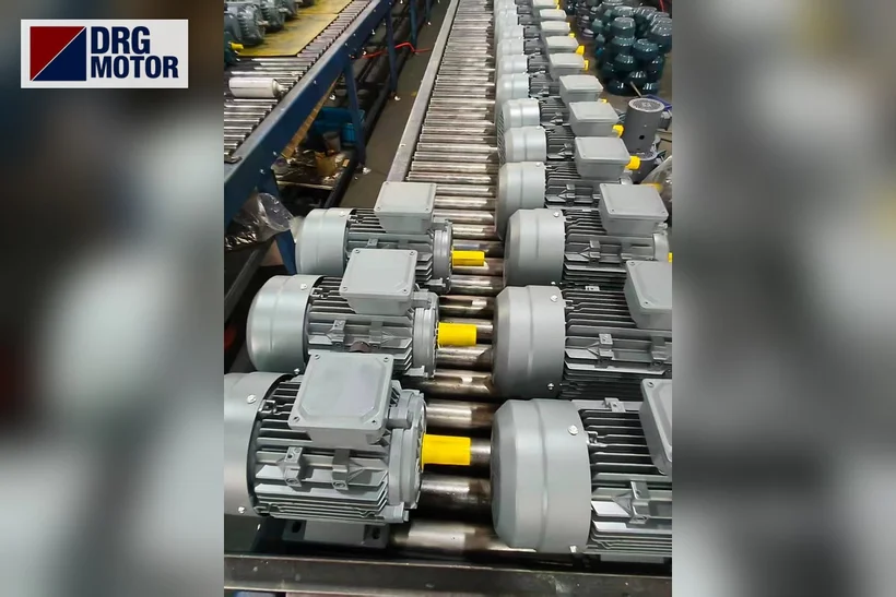 Moteurs électriques triphasés compacts gris sur la ligne de production DRG MOTOR