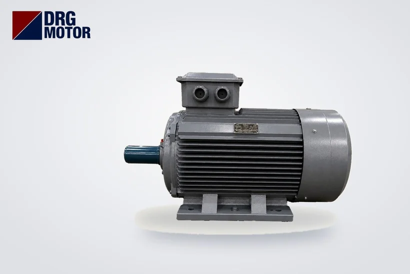 DRG MOTOR logolu gri trifaze elektrik motoru – üç fazlı asenkron motorun yapısı: stator, rotor, fan ve klemens kutusu