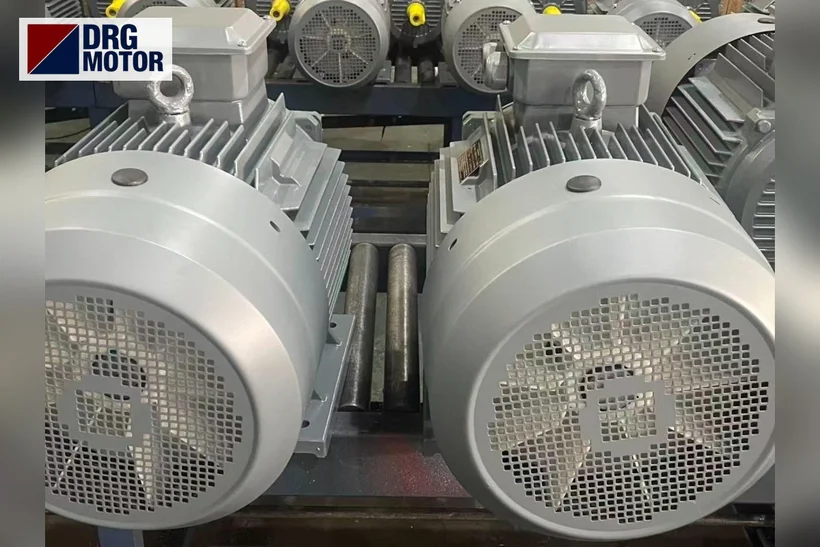 Moteur électrique triphasé gris siglé DRG pour moulin à café industriel